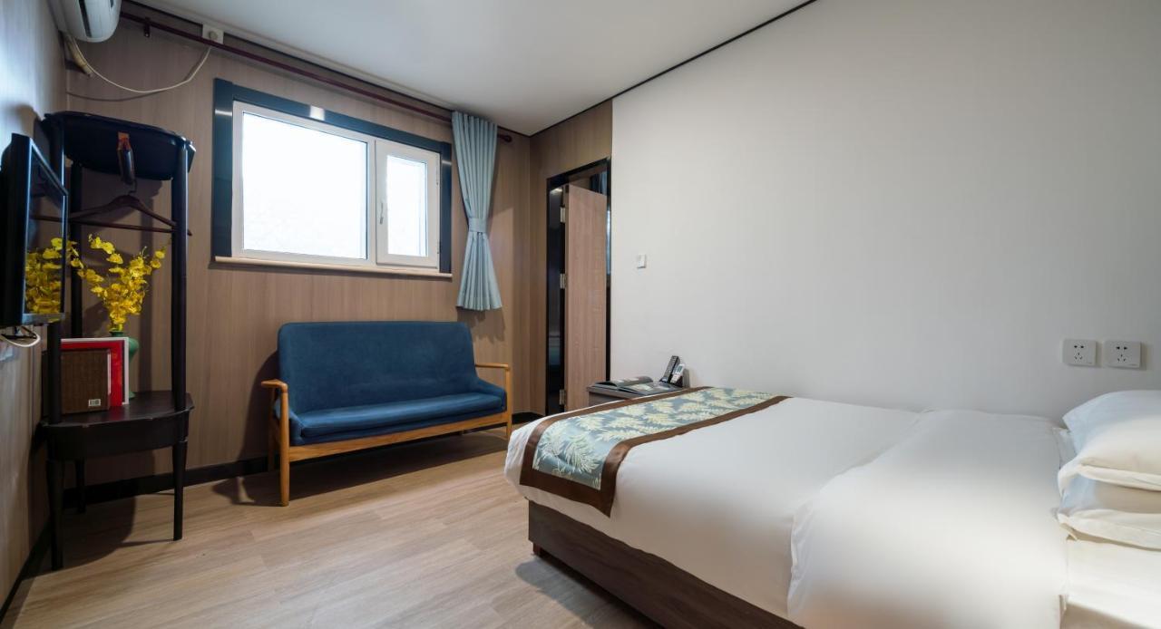 East Sacred Hotel ᴸᴱo---Foreign Accept---Tourism Service English-Speaking 丨 Near Tiananmen Forbidden City丨very Close To Metro Zhangzizhong And Beixinqiao 丨european Foot Ball English丨free Advance Tickets And Laundry Drying Service Coffee Snacks Peking Exterior foto
